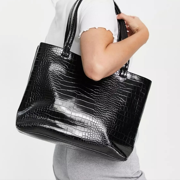 TRUFFLE COLLECTION | "Moc Croc" Tote in Black - Picture 4 of 8
